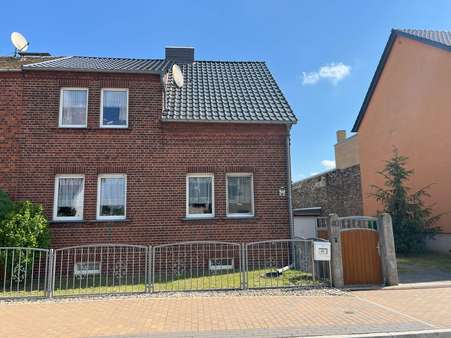 Haus Frontal Haus Frontal - Doppelhaushälfte in 06905 Bad Schmiedeberg mit 120m² kaufen
