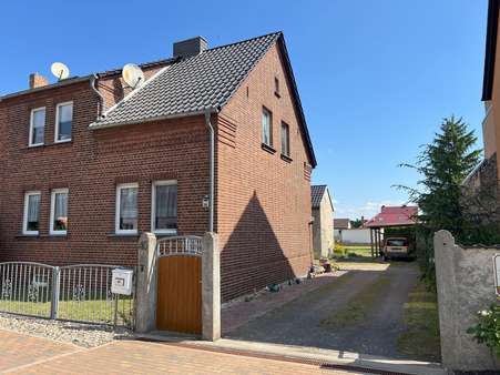 Haus mit Einfahrt Haus mit Einfahrt - Doppelhaushälfte in 06905 Bad Schmiedeberg mit 120m² kaufen