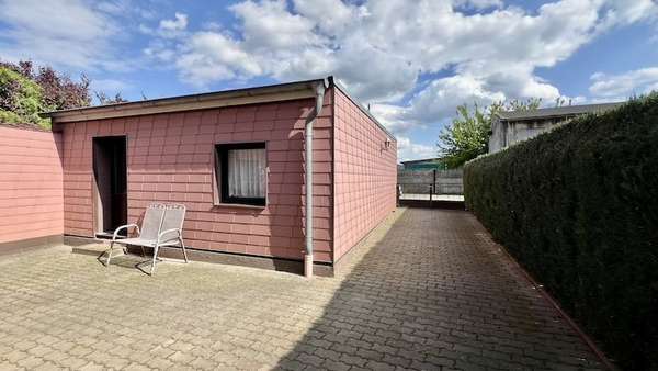 Hofansicht mit Blick auf Garage und Zufahrt - Reihenmittelhaus in 06888 Lutherstadt Wittenberg mit 115m² kaufen