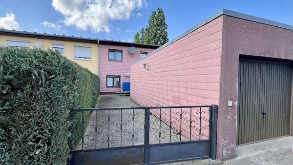 Vorderansicht mit Blick auf Hof und Garage - Reihenmittelhaus in 06888 Lutherstadt Wittenberg mit 115m² kaufen