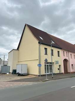 Haus Seite Haus Seite - Sonstige in 06779 Raguhn-Jeßnitz mit 125m² kaufen