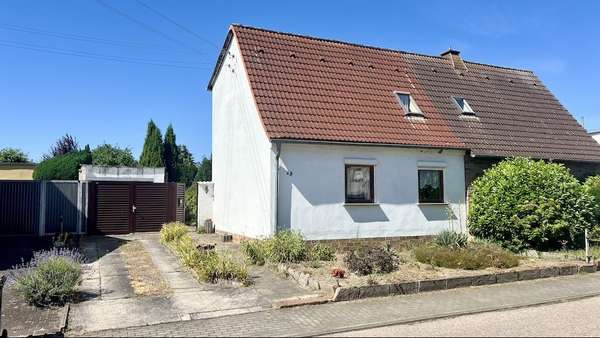 Außenansicht mit Vorgarten und Einfahrt zur Garage Außenansicht mit Vorgarten und Einfahrt zur Garage - Doppelhaushälfte in 06869 Coswig mit 136m² kaufen