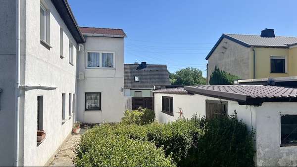 Hofansicht mit Blick auf die Garage und Werkstatt Hofansicht mit Blick auf die Garage und Werkstatt - Doppelhaushälfte in 06869 Coswig mit 136m² kaufen