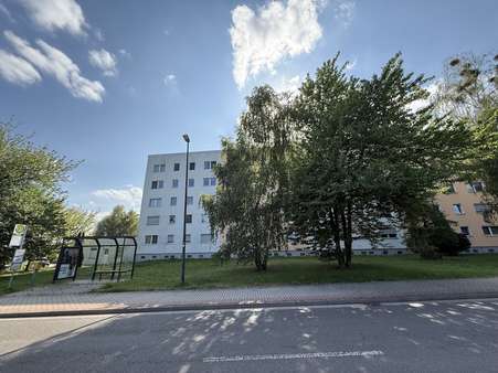 Vorderansicht mit Bushaltestelle Vorderansicht mit Bushaltestelle - Etagenwohnung in 06886 Lutherstadt Wittenberg mit 49m² kaufen