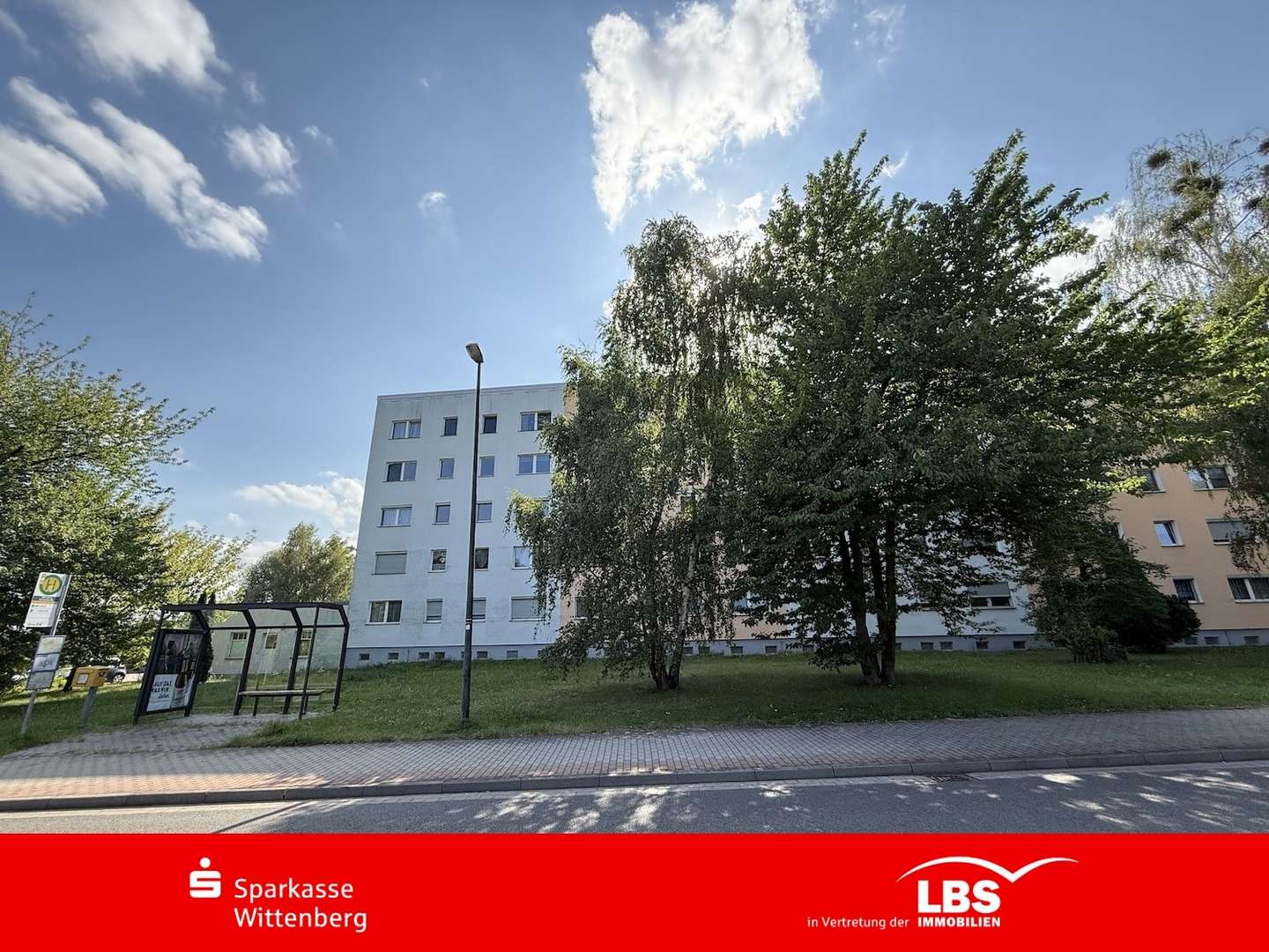 Vorderansicht mit Bushaltestelle Vorderansicht mit Bushaltestelle - Etagenwohnung in 06886 Lutherstadt Wittenberg mit 49m² kaufen