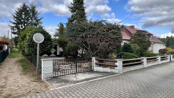 Außenansicht mit Einfahrt und Garage Außenansicht mit Einfahrt und Garage - Doppelhaushälfte in 06886 Lutherstadt Wittenberg mit 75m² kaufen