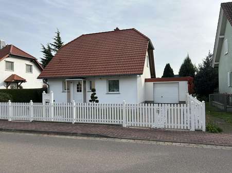 Straßenansicht und Garage - Einfamilienhaus in 06773 Gräfenhainichen mit 100m² kaufen