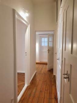 Flur mit Einbauschrank - Etagenwohnung in 14052 Berlin mit 124m² kaufen