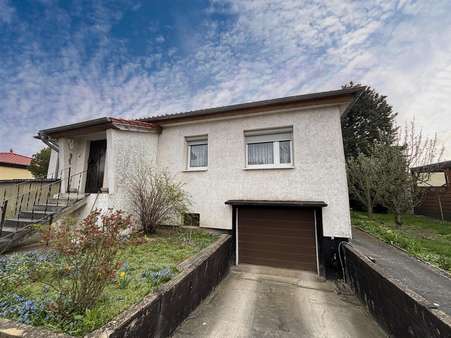 Hausansicht/ Zufahrt Garage - Bungalow in 38838 Eilenstedt mit 114m² kaufen