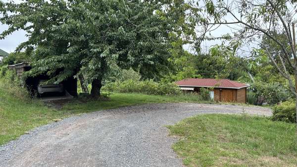 Zufahrt zum Stellplatz Zufahrt zum Stellplatz - Zweifamilienhaus in 06485 Quedlinburg mit 160m² kaufen