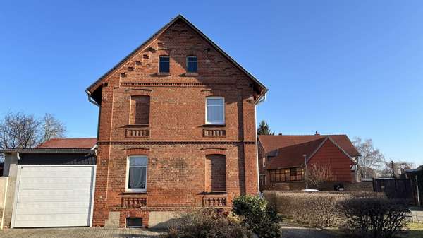 Einfahrt/ Seitenansicht - Einfamilienhaus in 38822 Groß Quenstedt mit 155m² kaufen