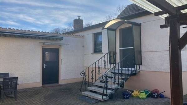 Hintertür und Zugang zum Anbau - Einfamilienhaus in 39307 Parchen mit 115m² kaufen