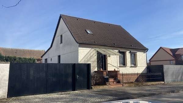 Vorderansicht mit Zufahrt - Einfamilienhaus in 39307 Parchen mit 115m² kaufen