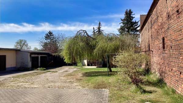 Innenhof mit Garagen - Zweifamilienhaus in 39307 Parchen mit 252m² kaufen