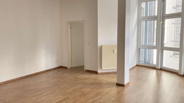 großes Wohnzimmer großes Wohnzimmer - Etagenwohnung in 39108 Magdeburg mit 51m² kaufen