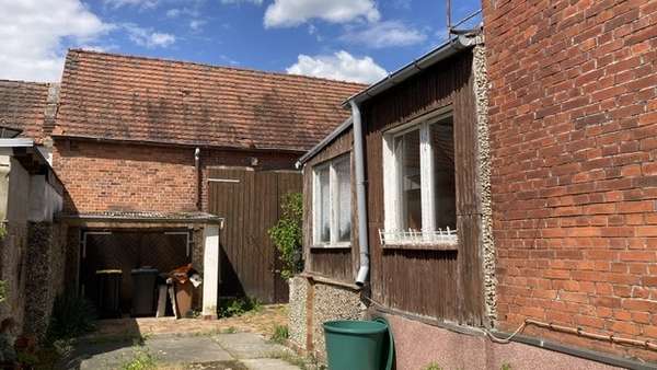 Giebelansicht mit Anbauten Giebelansicht mit Anbauten - Doppelhaushälfte in 39317 Güsen mit 120m² kaufen