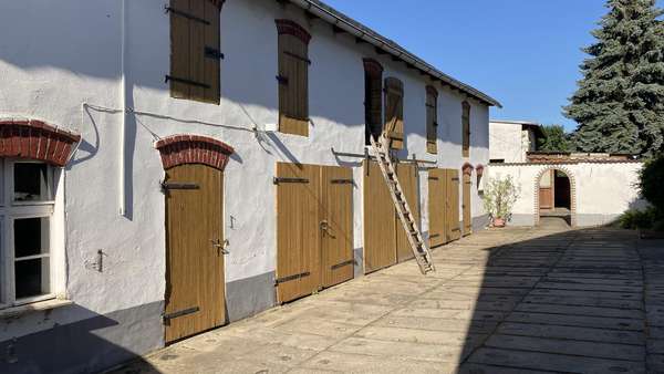 Nebengebäude mit drei Garagen Nebengebäude mit drei Garagen - Zweifamilienhaus in 39164 Wanzleben-Börde mit 166m² kaufen