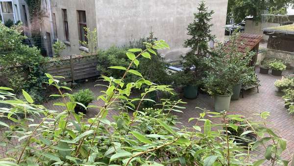 Blick vom Schlafzimmer auf den Hof - Etagenwohnung in 39106 Magdeburg mit 73m² kaufen