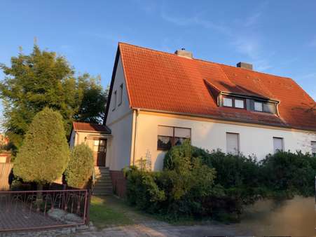 Vorderansicht mit Zufahrt Vorderansicht mit Zufahrt - Doppelhaushälfte in 39307 Genthin mit 100m² kaufen