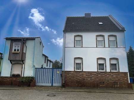 Vorderansicht: Wohnhaus und Nebengebäude - Einfamilienhaus in 39279 Loburg mit 124m² kaufen