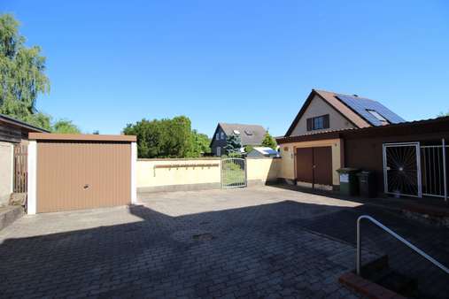 Hof mit Garagen Hof mit Garagen - Einfamilienhaus in 39179 Barleben mit 110m² kaufen
