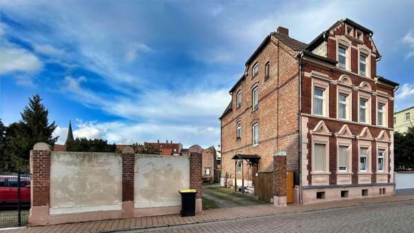 Gebäude Vorderansicht - Mehrfamilienhaus in 39387 Oschersleben mit 307m² kaufen
