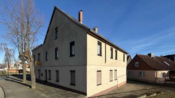 seitliche Vorderansicht - Mehrfamilienhaus in 39397 Gröningen mit 130m² kaufen