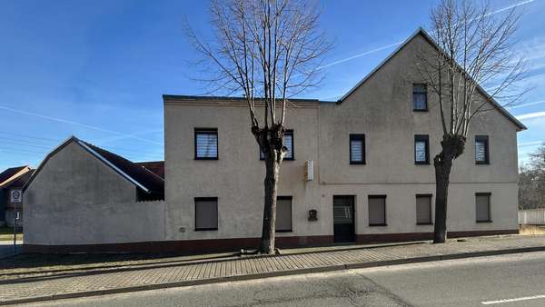 Vorderansicht - Mehrfamilienhaus in 39397 Gröningen mit 130m² kaufen