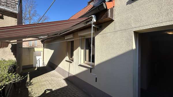 Eingangsbereich mit Markise - Einfamilienhaus in 39387 Oschersleben mit 85m² kaufen