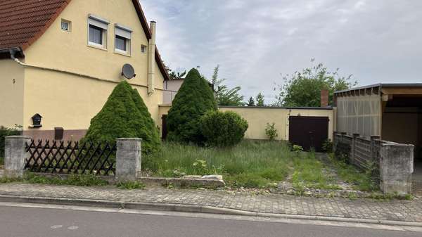 Zufahrt  / Garage - Doppelhaushälfte in 39365 Eilsleben mit 89m² kaufen
