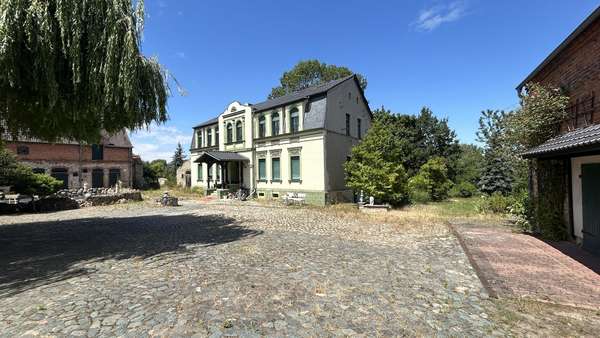 Vordere Seitenansicht - Villa in 39387 Oschersleben mit 350m² kaufen