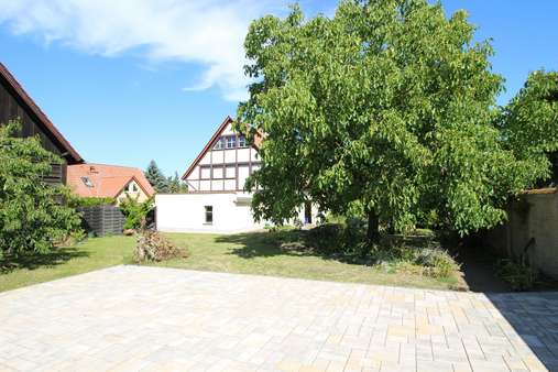 Süd-Ansicht mit Stellplätzen Süd-Ansicht mit Stellplätzen - Einfamilienhaus in 39326 Wolmirstedt mit 128m² kaufen