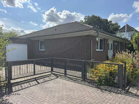 Zufahrt / Garage / Außenansicht - Bungalow in 39340 Haldensleben mit 120m² kaufen
