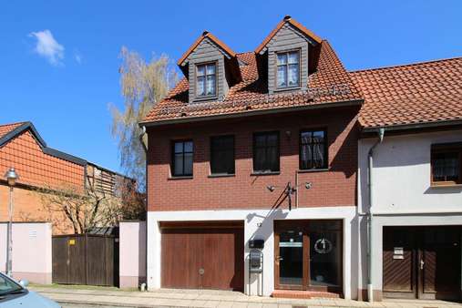 Strassenansicht - Mehrfamilienhaus in 39340 Haldensleben mit 170m² kaufen