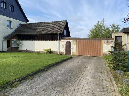 Einfahrt zur Garage - Doppelhaushälfte in 38372 Büddenstedt mit 151m² kaufen