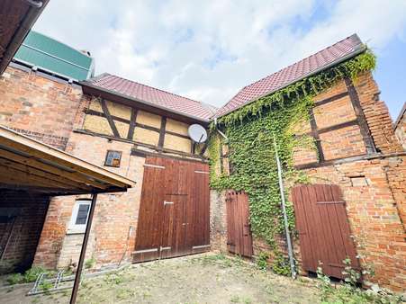 Blick auf Nebengebäude und Scheune! - Reihenmittelhaus in 29410 Salzwedel mit 102m² kaufen