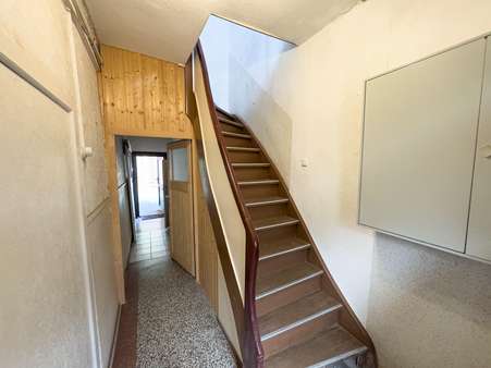 Flur mit Treppe zum OG und Zugang zum Hof! - Reihenmittelhaus in 29410 Salzwedel mit 102m² kaufen