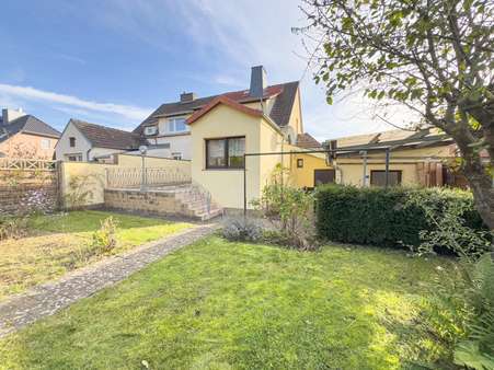 Garten mit Blick zum Wohnhaus und Terrasse! - Doppelhaushälfte in 29410 Salzwedel mit 120m² kaufen