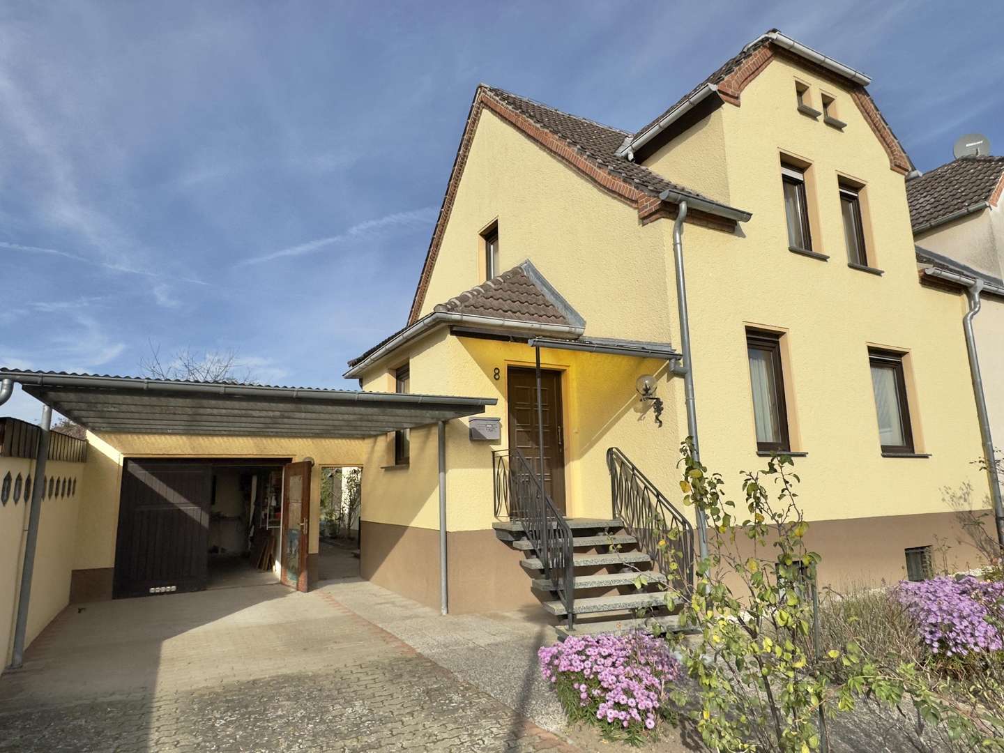 Wohnhaus mit Carport und Garage Straßenansicht! - Doppelhaushälfte in 29410 Salzwedel mit 120m² kaufen