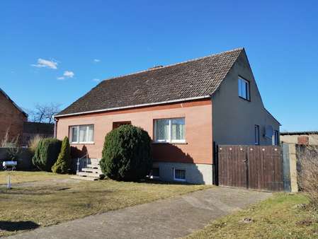 Wohnhaus Vorder- und Giebelseite Ost mit Zufahrt Straßenansicht! - Einfamilienhaus in 29410 Salzwedel mit 126m² kaufen