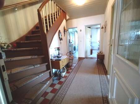 Flur mit Treppe zum Dachgeschoss! - Doppelhaushälfte in 29410 Salzwedel mit 84m² kaufen