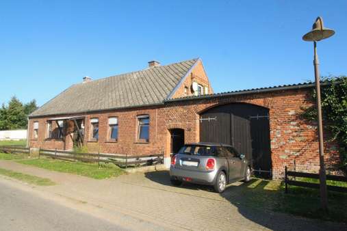 Wohnhaus mit überdachter Hofeinfahrt Straßenansicht! Wohnhaus mit überdachter Hofeinfahrt Straßenansicht! - Einfamilienhaus in 29410 Salzwedel mit 165m² kaufen