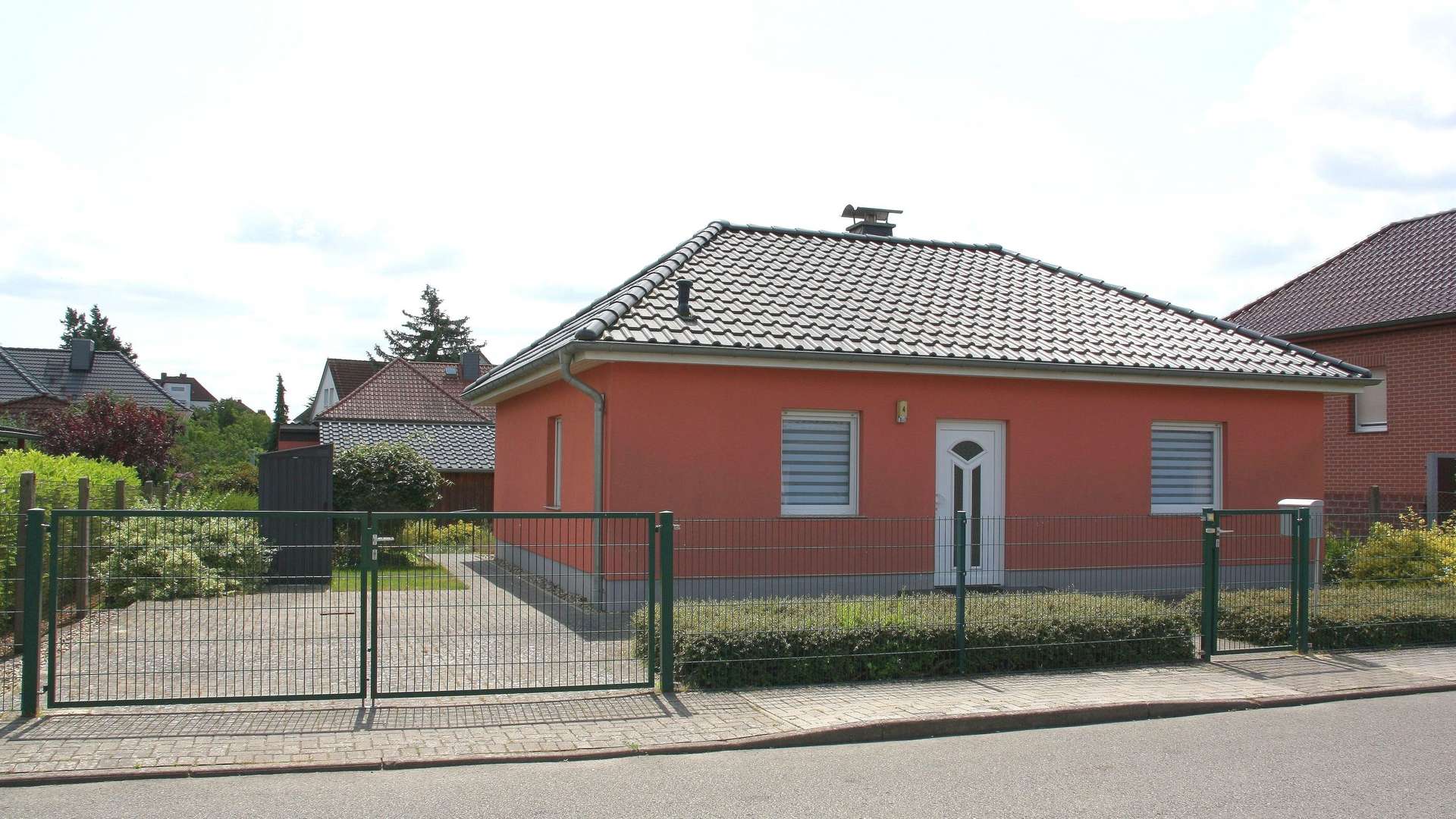 Wohnhaus mit Zufahrt Straßenansicht! Wohnhaus mit Zufahrt Straßenansicht! - Einfamilienhaus in 29410 Salzwedel mit 75m² kaufen