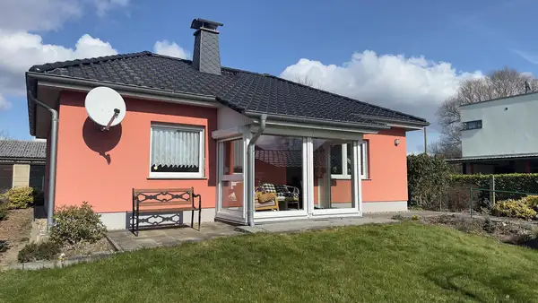Bungalow und bewohnbares Gartenhaus- Zwei Häuser ein Preis!