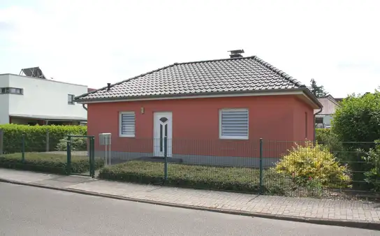Bungalow und bewohnbares Gartenhaus- Zwei Häuser ein Preis!