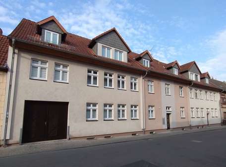 Wohnhaus Vorderseite mit Zufahrt Straßenansicht! - Dachgeschosswohnung in 29410 Salzwedel mit 100m² kaufen