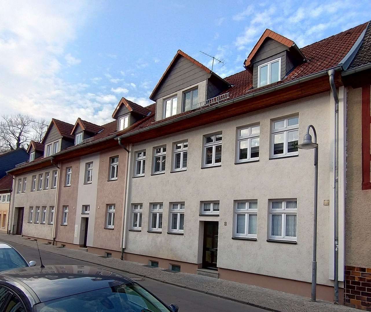 Wohnhaus Vorderseite Straßenansicht! - Dachgeschosswohnung in 29410 Salzwedel mit 100m² kaufen