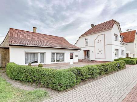 Nebengebäude und Wohnhaus Straßenansicht - Einfamilienhaus in 39638 Gardelegen mit 130m² kaufen