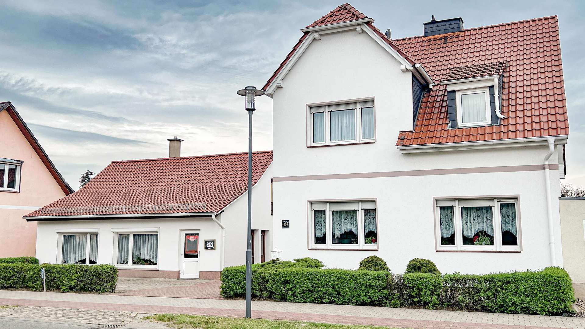 Wohnhaus mit Nebengebäude Straßenansicht - Einfamilienhaus in 39638 Gardelegen mit 130m² kaufen