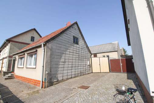 Wohnhaus Giebelseite und Zufahrt! - Einfamilienhaus in 38486 Apenburg-Winterfeld mit 81m² kaufen